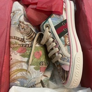 Brand new with all tags and fully wrapped in original boxing.